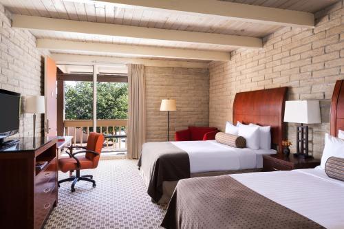 凯恩塔卡阳塔纪念碑山谷酒店的酒店客房设有两张床、一张桌子和一台电视。