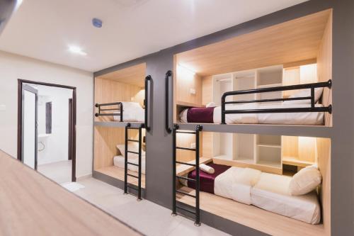 关丹GM Hotel Kuantan的一间小房间,内设双层床