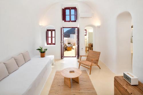 Éxo GoniáOikia Cave House的客厅配有白色的沙发和桌子
