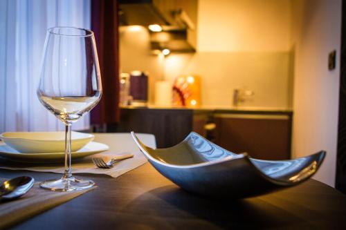 萨格勒布洛格因旅馆的一杯葡萄酒和一碗桌上的酒