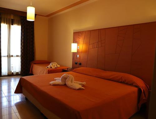 锡巴里SIBARI RESORT的酒店客房,配有两张带毛巾的床
