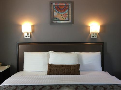 米尔福德苏格兰米尔福德旅馆的卧室配有一张带两盏灯的墙壁床。