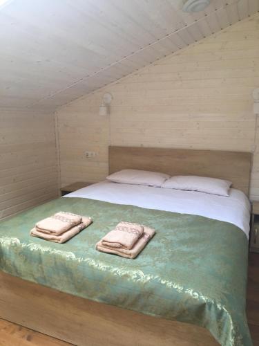 亚列姆切Котедж Аквамарин的一间卧室配有一张床,上面有两条毛巾