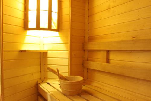 圣彼得堡伊登豪斯酒店的木制桑拿房,配有桶和窗户