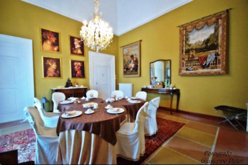 卢切拉B&B Casa Cavalli的一间带桌椅和吊灯的用餐室