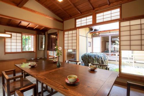 京都Nachiya的一间带木桌和椅子的用餐室