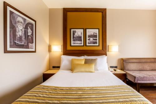 舍地西瑞狄阳光沙滩酒店的配有一张床和一把椅子的酒店客房
