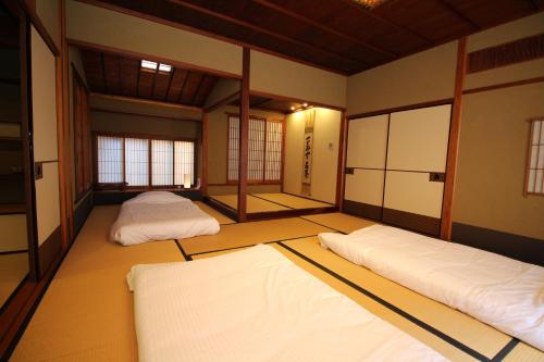 京都Nachiya的中间设有两张床的房间
