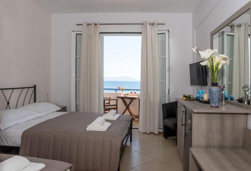 阿齐亚·佩拉加·基西拉Anesis Hotel的酒店客房设有一张床,享有海景。