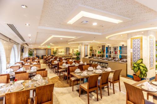 Tulip Inn Al Daar Rawafid餐厅或其他用餐的地方