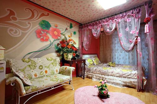 春川江村美丽度假屋的一间卧室配有一张床、一张沙发和一张桌子