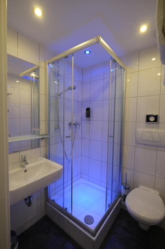 科布伦茨Hotel Hohenstaufen的带淋浴、盥洗盆和卫生间的浴室