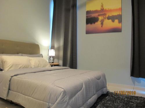 新山E Life D Summit Residences With Wifi & Netflix的卧室配有一张床,墙上挂有绘画作品