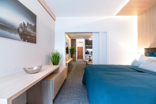 斯塔利斯莫克维克Apartman Pod Hrebienkom - C218的一间卧室配有蓝色的床和一张木桌