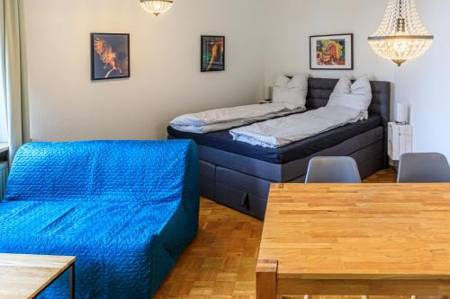 维尔茨堡Charming City Apartment with parking spot的客厅配有沙发和1张床