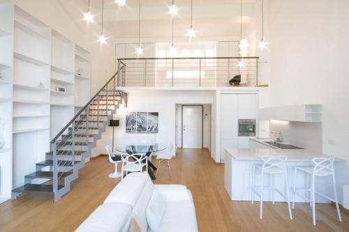 米兰Loft Milano Manifatture的客厅设有白色沙发和楼梯。