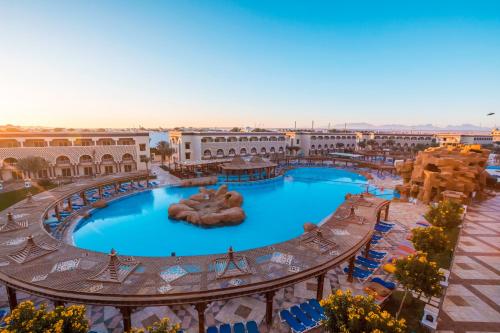 赫尔格达Sunrise Mamlouk Palace Resort的享有度假村大型游泳池的顶部景致