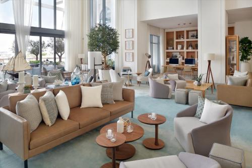 迪拜云溪港葳达酒店的客厅配有沙发、椅子和桌子
