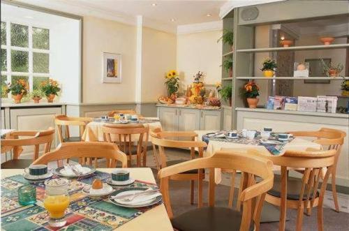 汉堡考克斯伽尼酒店的一间用餐室,内设桌椅