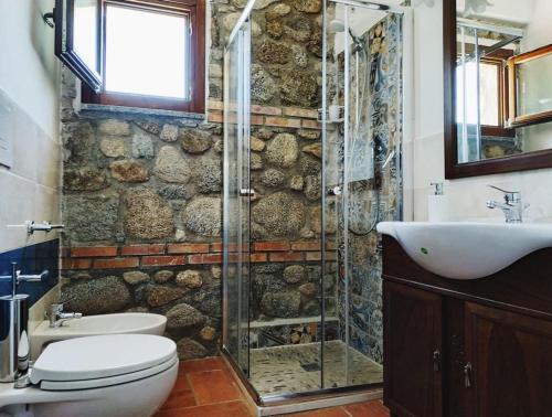 圣安德雷亚阿波斯托洛德洛约尼奥LudoMar Country Residence - Rooms & Apartments的带淋浴、卫生间和盥洗盆的浴室