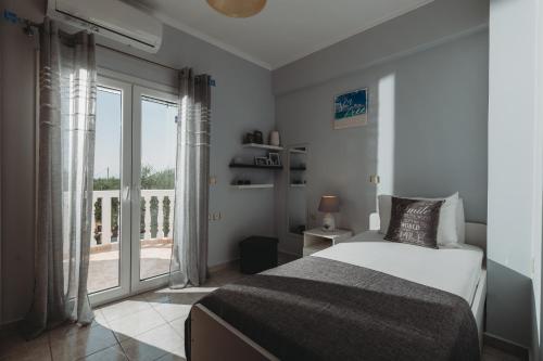 查加基恩Villa Rosa 3 Bedroom with Sea View的一间卧室设有一张床和一个大窗户