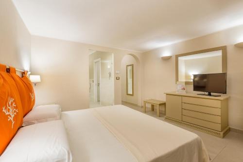马达莱纳卡拉伦加酒店的酒店客房,配有床和电视