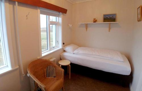 埃基斯蒂尔Finnstaðir的一间小卧室,配有床和2个窗户