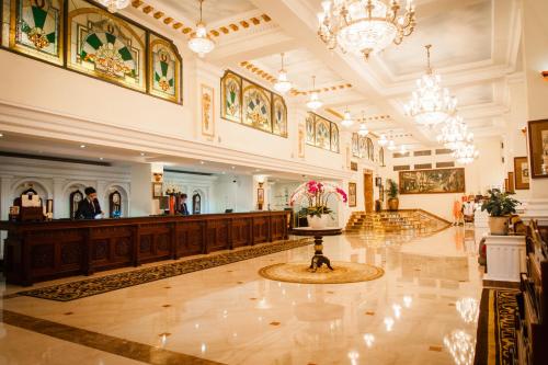 胡志明市西贡马杰斯迪克酒店的一座大型建筑,设有大堂和前台