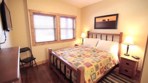 奥索尤斯Casa Del Mila Oro Condo的卧室配有床、椅子和窗户。