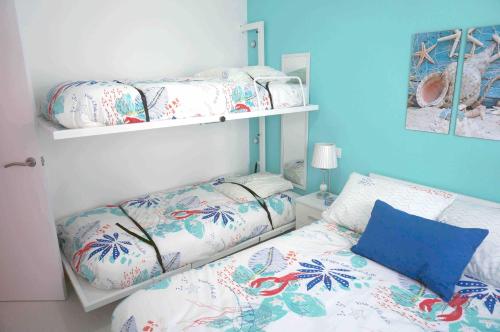 萨米艾拉Apartment Covelo的一间卧室设有两张双层床和蓝色的墙壁