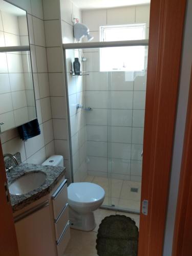 贝洛奥里藏特Residencial的浴室配有卫生间、盥洗盆和淋浴。