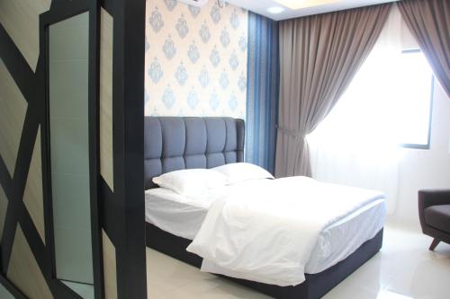 瓜拉丁加奴Sunny Seaview@Icon Residence的一间卧室配有一张床和镜子