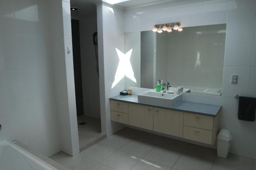 汉密尔顿St Andrews House的白色的浴室设有水槽和镜子