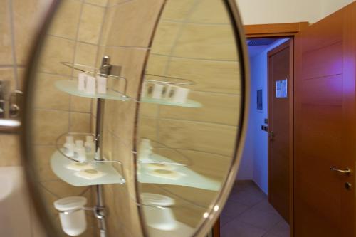 维耶斯泰波托努欧沃酒店的浴室设有镜子、两个盥洗盆和淋浴