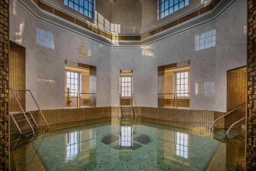 图尔钱斯凯特普利采Royal Palace的一座大游泳池,里面装着水