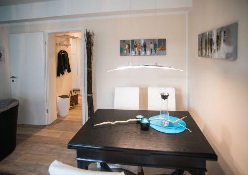 巴特皮尔蒙特Ferienwohnung First Bismarck的一间用餐室,配有一张桌子和一杯葡萄酒