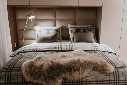 洛桑New Luxury Lake view Apartment - Lausanne的一间卧室配有一张铺着毛皮地毯的床