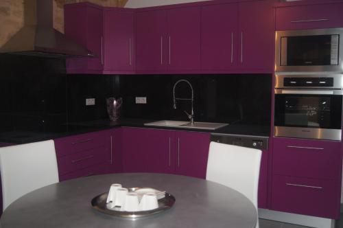 萨尔拉拉卡内达萨尔拉壁垒公寓的紫色的厨房配有桌子和水槽