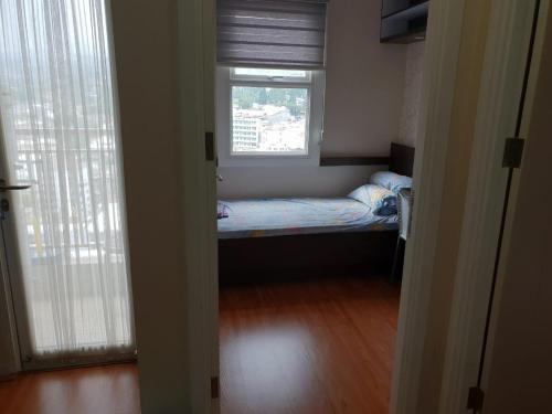 万隆威尔公寓 - 帕拉亚甘住宿的小房间设有床和窗户