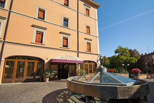 巴扎诺阿拉罗卡会议、餐厅及酒店的建筑物前方有喷泉的建筑物