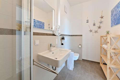 格洛韦Meer geht immer!的白色的浴室设有水槽和卫生间。