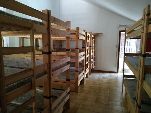 马萨纳Borda Cortals de Sispony的房间里的一排木楼梯