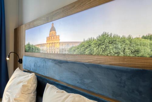 慕尼黑易达宫殿车站酒店的卧室墙上的建筑物的一张大照片