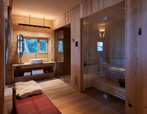 索普拉布扎诺ADLER Lodge RITTEN的带淋浴、盥洗盆和浴缸的浴室