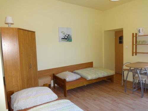 本津Apartamenty NOCLEGI BĘDZIN的一间设有两张床和一张桌子的房间