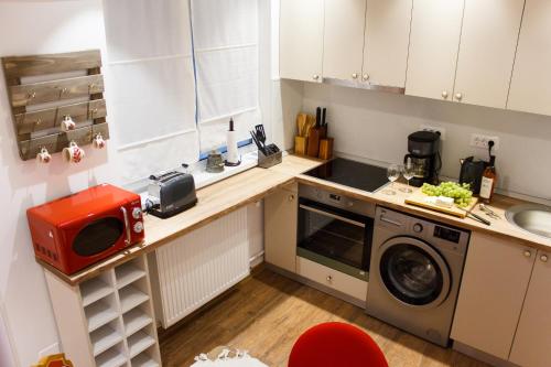 布加勒斯特豪华住宿公寓　的厨房配有洗衣机和微波炉。