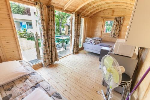 图尔尼Camping de Tournus - Drole de cabane的小房间配有沙发和桌子