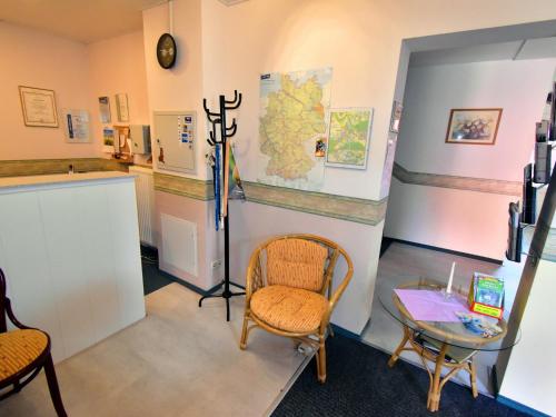巴特贝尔卡Landhauspension Rank的一间设有两把椅子和一张桌子的房间