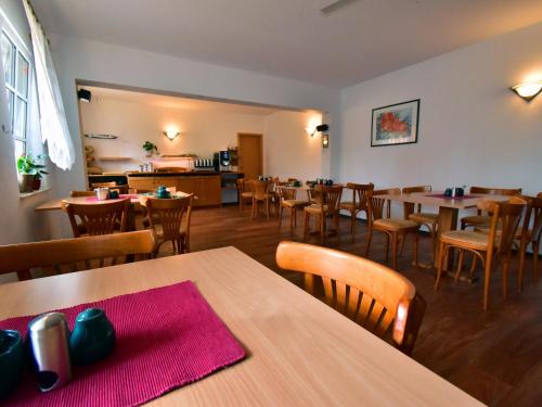 巴特贝尔卡Landhauspension Rank的餐厅内带桌椅的用餐室