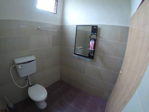瓜拉勿述瓜拉巴苏托阿巴民宿的一间带卫生间和镜子的小浴室
